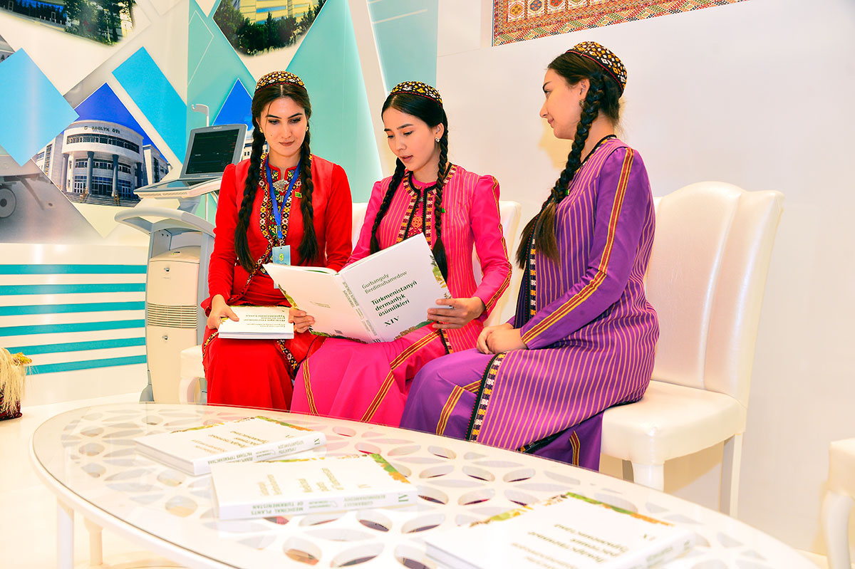 Türkmenistanda Saglygy goraýyş we derman senagaty işgärleriniň güni bellenildi